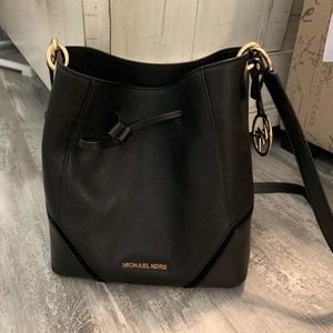 Michael Kors bucket bag. Like new condition w/tag